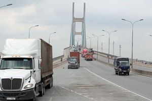 Cầu Phú Mỹ giúp kết nối Khu đô thị mới Thủ Thiêm và Khu đô thị Phú Mỹ Hưng, nhưng cũng là nỗi khiếp đảm của người tham gia giao thông bởi số lượng xe tải lặng lưu thông quá lớn