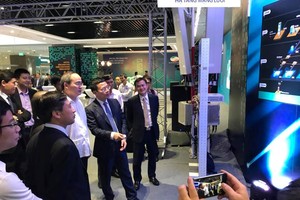 Ông Nguyễn Thiện Nhân, Bí thư thành ủy TP Hồ Chí Minh thăm triển lãm cách mạng 4.0 của Viettel.