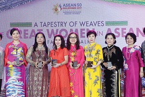 Bà Lê Thu Thủy (giữa) nhận giải Doanh nhân nữ tiêu biểu ASEAN.