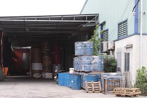 Rất nhiều nhà xưởng được xây dựng trên khu đất do Công ty Việt Hà quản lý với mục đích là chăn nuôi gia súc, gia cầm