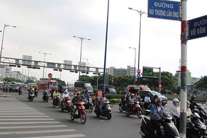 Đường Võ Văn Kiệt, hay còn được gọi là Đại lộ Đông Tây bởi nó là tuyến đường xương sống kết nối từ Đông sang Tây TP.HCM