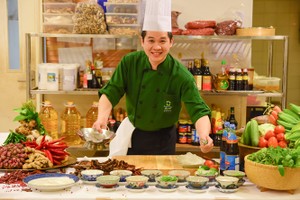 Chuyên gia ẩm thực Doãn Văn Tuấn – một trong những người Việt hiếm hoi được đưa lên vị trí của khu nghỉ dưỡng 5 sao