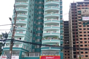 Nhiều khách hàng Dự án Cao ốc Xanh đã nộp 95% giá trị căn hộ, nhưng 10 năm vẫn chưa có nhà. Ảnh: Việt Dũng