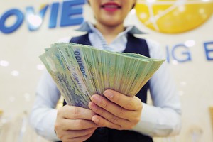 Tình hình kinh doanh được dự báo tiếp tục khởi sắc , nhân viên ngân hàng kỳ vọng được nhận thưởng cao 