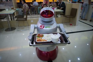 Nhà hàng robot nấu và phục vụ thức ăn