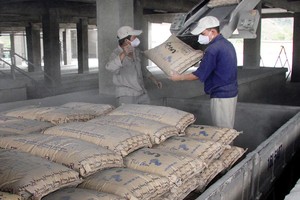 Tiêu thụ xi măng 10 tháng năm 2017 ước đạt 62,89 triệu tấn, bằng 79% kế hoạch năm. Ảnh: Việt Dũng