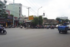 Căn nhà tí hon che khuất tầm nhìn giao thông tại góc đường Âu Cơ - Lũy Bán Bích - Ảnh: Lê Thắng