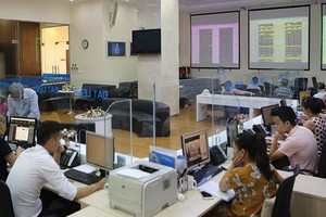 Buộc ngân hàng niêm yết để minh bạch hoạt động