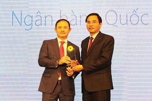 Ông Trần Nhất Minh (bên trái), Phó tổng giám đốc VIB nhận giải thưởng