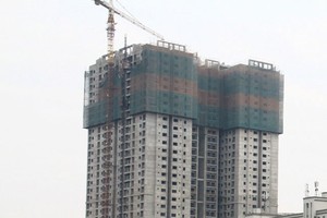 Bên cạnh Hồng Hà Eco City là một con mương hôi thối nồng nặc, nhưng vẫn quảng cáo là dự án xanh, sinh thái. Ảnh: Nguyễn Thành