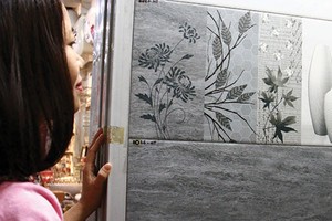 Với mẫu mã, chất lượng và giá cả phong phú, gạch ốp lát nội đang dần lấy lại sân nhà. Ảnh: Nguyễn Thành