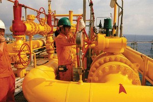 Giá dầu tăng đang kích thích hoạt động khai thác, chế biến cũng như vận chuyển dầu khí