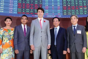 Thủ tướng Canada Justin Trudeau chụp hình với các lãnh đạo ngành khi đến thăm và đánh cồng tại HOSE tháng 11/2017