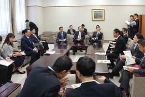 Bộ trưởng Bộ Tài chính Việt Nam làm việc với Thứ trưởng Bộ Tài chính Nhật Bản tháng 8/2017, tìm cơ hội hợp tác hiệu quả hơn giữa các thị trường