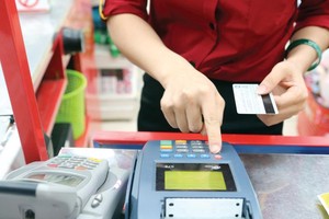 Năm 2017 bắt đầu làn sóng thanh toán không dùng tiền mặt với sự góp mặt của nhiều “ông lớn”. Ảnh: Đức Thanh