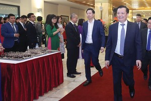 Như thường lệ, Bộ trưởng Bộ Tài chính Đinh Tiến Dũng đến khai trương phiên giao dịch đầu tiên năm 2018 tại HNX, mở ra hy vọng TTCK sẽ vững bước và hiệu quả