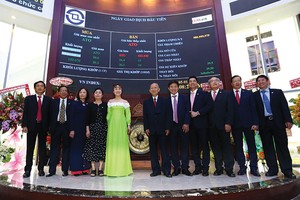 Ban lãnh đạo HDBank tại Lễ khai trương phiên giao dịch đầu tiên của cổ phiếu HDB trên sàn HOSE vào ngày 5/1/2018