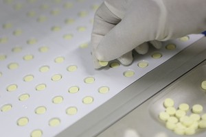 Việc đấu thầu tập trung tạo điều kiện giảm giá thuốc, do nhà thầu tiết kiệm được nhiều chi phí khi không phải tham gia nhiều gói thầu đơn lẻ ở các địa phương