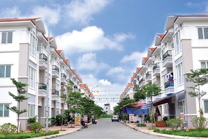 HHS “ăn” nhờ bất động sản