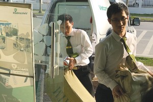 Nhân viên Vietcombank chuyển tiền vào máy ATM tại Khu công nghiệp Vân Trung, tỉnh Bắc Giang