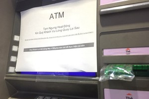 Máy ATM của nhiều ngân hàng liên tục báo tạm ngừng hoạt động do quá tải rút tiền ngày sát Tết. Ảnh: A.T