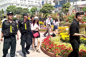 Gần 1.000 người giữ an ninh đường hoa Nguyễn Huệ