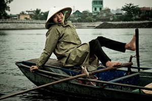 Khách Tây thích thú vì cách chèo thuyền bằng chân ở Ninh Bình