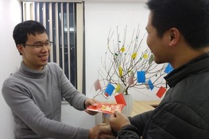 Chọn người hợp tuổi để xông đất, mở hàng đầu năm 2018