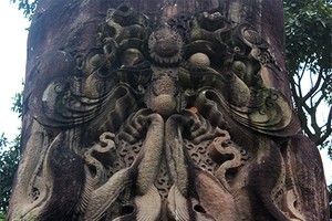 Thân cột đá có chạm đôi rồng uốn lượn dáng chầu mặt trời. Ảnh: Quang Chiến