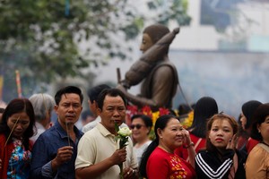Người Sài Gòn xếp hàng chờ gõ chuông chùa ngày đầu năm