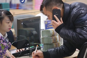 Gửi tiền tiết kiệm, cách tốt nhất là thực hiện tại quầy giao dịch