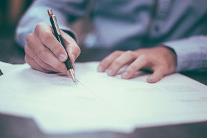 Hợp đồng cho thuê đã được ký, nhưng là hợp đồng trống, không nêu rõ tài sản cho thuê, giá trị bao nhiêu
