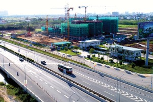 Hạ tầng giao thông phát triển giúp giá bất động sản TP.HCM tăng theo, nhưng khó có đột biến trong năm 2018. Ảnh: Lê Toàn