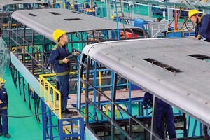 Nóng cuộc đua xe ngoại, xe nội