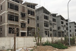 26 căn biệt thự diện tích sàn trên 500 m2 tại Dự án Khai Sơn Hill Long Biên được xây xong thô dù chưa có giấy phép. Ảnh: Nhất Nam