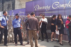 Dự kiến cuộc gặp ban đầu diễn ra vào buổi sáng tại Trụ sở Kinh Đô TCI, nhưng không hiểu vì lý do gì, đến 10h cùng ngày, chủ đầu tư bất ngờ thay đổi ý định và chuyển cuộc gặp tại công trình dự án tại số 302 Cầu Giấy