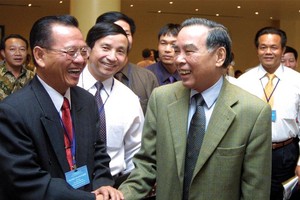 Thủ tướng Phan Văn Khải và các doanh nhân tại Hội nghị Thủ tướng Chính phủ gặp doanh nghiệp và Công bố Ngày Doanh nhân Việt Nam 13/10/2004.