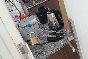 Tình hình an ninh phức tạp, cư dân tại chung cư Citihome tự gia cố cho căn hộ của mình