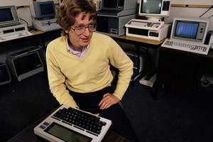 Sau hai năm làm sinh viên, Gates lập một công ty máy tính. 