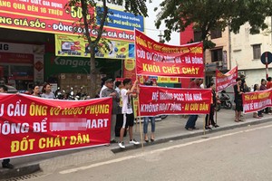 Cư dân tòa Sông Đà (Hà Đông) căng băng rôn gây sức ép để chủ đầu tư giải quyết dứt điểm các vấn đề về an toàn cháy nổ. Ảnh: Cư dân chung cư.