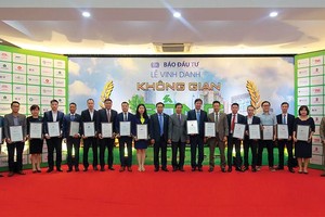 Đại diện chủ đầu tư 20 dự án lên nhận Cup và Bằng chứng nhận