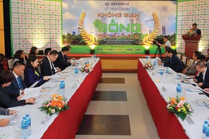 Cuộc giao lưu trực tuyến với chủ đề “Xu hướng thị trường và những chuẩn mực mới trong phát triển dự án bất động sản” trên báo điện tử dtck.vn thu hút hàng trăm câu hỏi của bạn đọc. Ảnh: Dũng Minh - Chí Cường