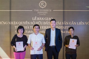 Ông Nguyễn Tấn Danh, Phó chủ tịch HĐQT PDR trao sổ hồng cho cư dân The EverRich Infinity