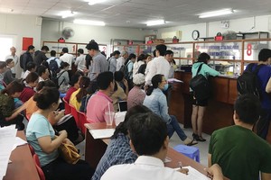 Người dân xếp hàng chờ nộp hồ sơ tại Chi nhánh Văn phòng đăng ký đất đai quận 9