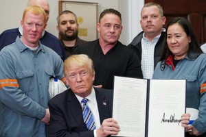 Việc Tổng thống D. Trump quyết định đánh thuế nhập khẩu thép đã vấp phải sự phản ứng dữ dội của cộng đồng quốc tế