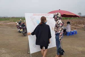 Tư vấn cho khách ngay tại dự án. Ảnh: Hiếu Công.