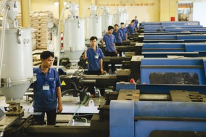 Doanh nghiệp niêm yết thúc tăng trưởng bằng lương thưởng hậu