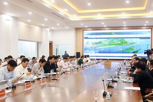 Buổi làm việc giữa tỉnh Quảng Ninh với liên danh các nhà đầu tư. Ảnh: Hồng Nhung.