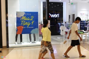 Khuyến mãi sốc dịp lễ 30/4, khách 'xới' đồ hiệu rồi về tay không