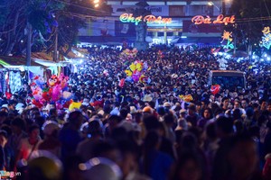'Rừng người' chen chân chơi lễ ở Đà Lạt